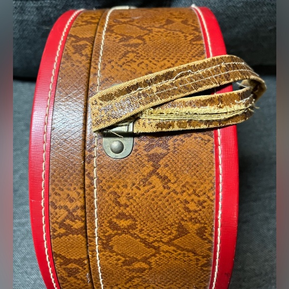 Vintage Leather Hat Box/Suitcase With Handle and Clasps - Picture 6 of 13